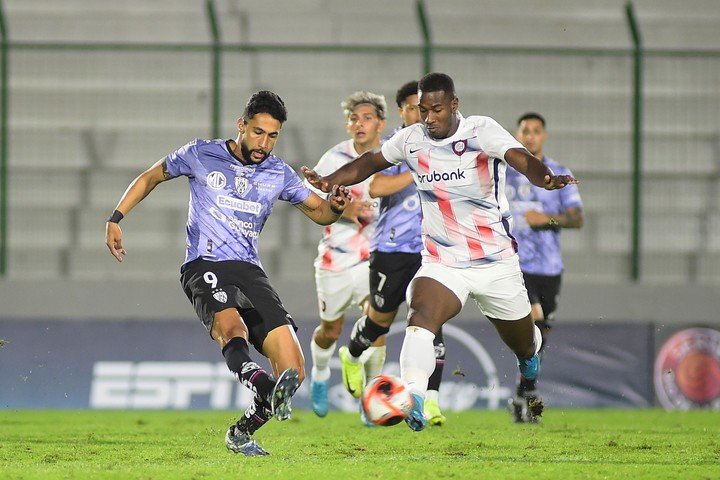 Jhohan Romaña de San Lorenzo con Yaimar Medina de Independiente del Valle en el estadio Domingo Burgueño Miguel, en Maldonado (Uruguay). Foto: EFE/ Dante Fernández