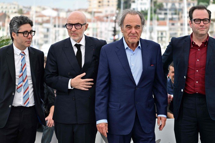 El productor Fernando Sulichin, de corbata, al lado de Oliver Stone en Cannes cuando presentaron "Lula". AFP 