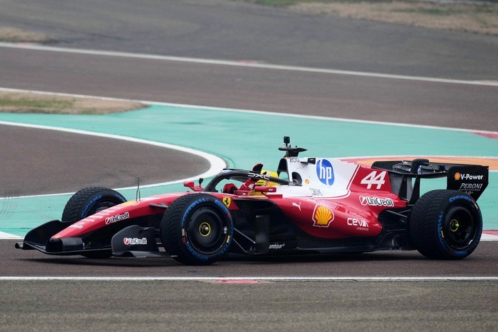 Hamilton saluda cuando pasa cerca de los fanáticos en la pista de Ferrari con la nueva SF26. Foto AP Photo/Antonio Calanni