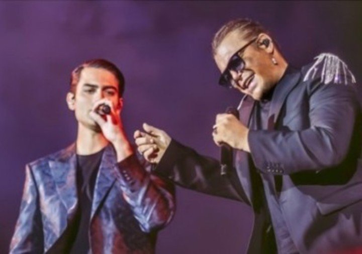 Matteo junto a Gianluca Grignani. Foto IG