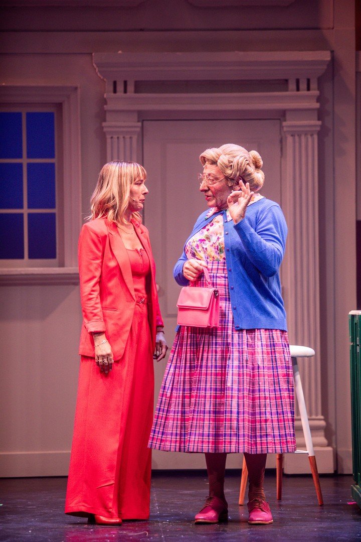 Campi no es cantante, y obviamente está mejor cuando actúa y arranca carcajadas que cuando entona.