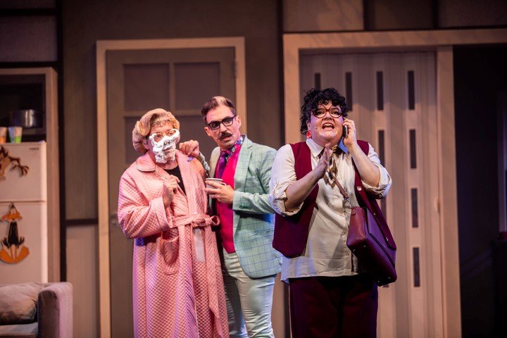 Algnos gags, como el de la torta de crema, se mantienen de la película original.