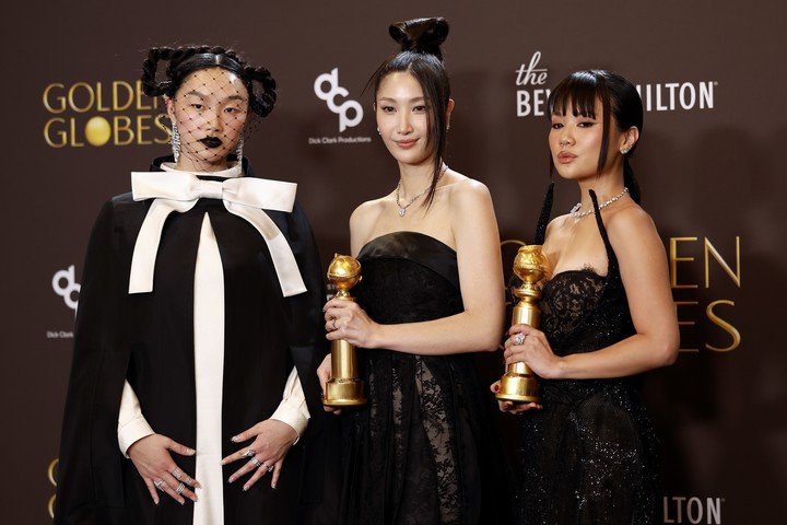 La estadounidense Audrey Nuna y las surcoreanas Ejae y Rei Ami, con su premio por "Golden". Foto EFE 
