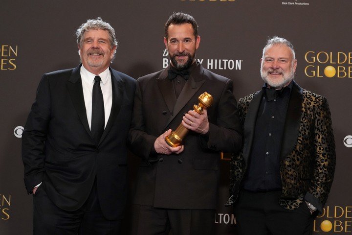John Wells, Noah Wyle y R. Scott Gemmill, con el galardón. Foto AP 
