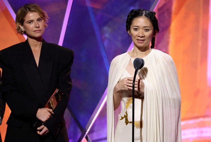 Chloé Zhao y la protagonista Jessie Buckley, al aceptar el premio a la mejor película dramática. Foto Reuters 