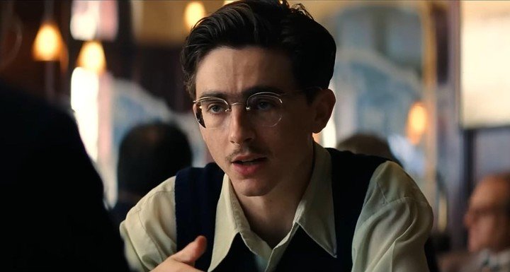 Timothée Chalamet como Marty Mauser. La película, que él coprodujo, aspira a 9 Oscar.