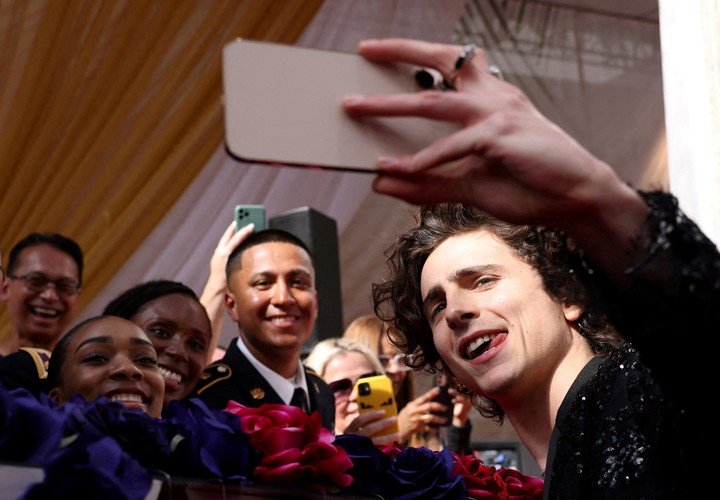 Timothée Chalamet se debe a su público y posa en la red carpet de los Oscars de 2022. Foto Reuters 