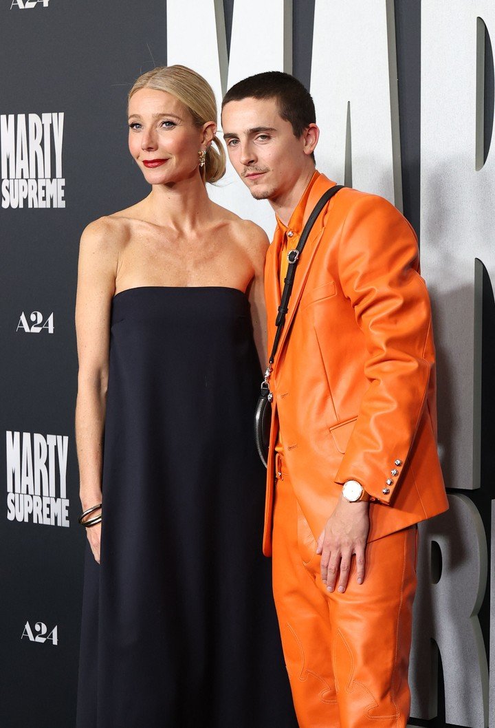 Con Gwyneth Paltrow en la première de "Marty Supremo". El que lleva colgando carterita es él. Foto AFP 