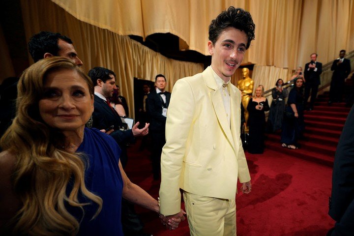 Como Brad Pitt, Chalamet suele ir a las entregas de premios con su madre. La mamá de Tim es Nicole Flender. Foto Reuters 