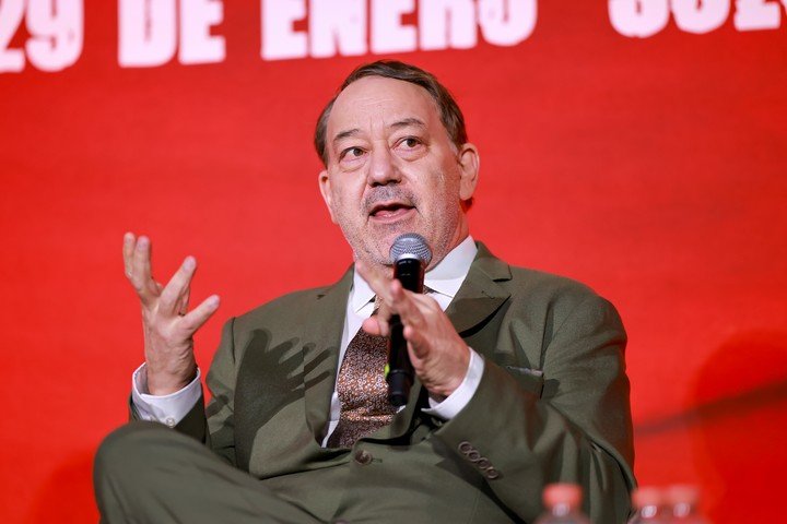 Sam Raimi, de impecable traje, en la presentación de "¡Ayuda!" en Ciudad de México. Hacía 17 años no dirigía una de terror.