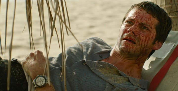 Dylan O'Brien ("Teen Wolf", "Maze Runner") es el despreciable jefe de la protagonista.