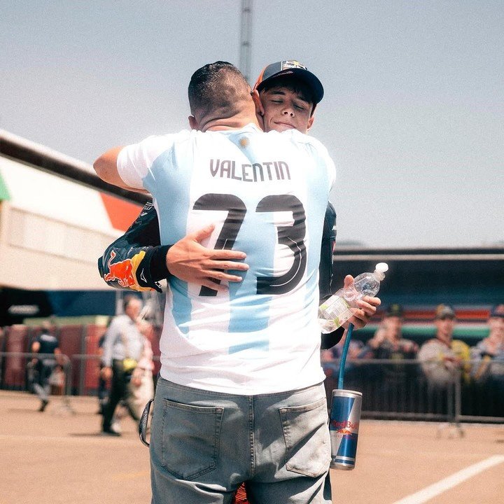 Perrone y un abrazo con su papá Marcelo, su conexión con Argentina. Foto Instagram @valentinperrone73