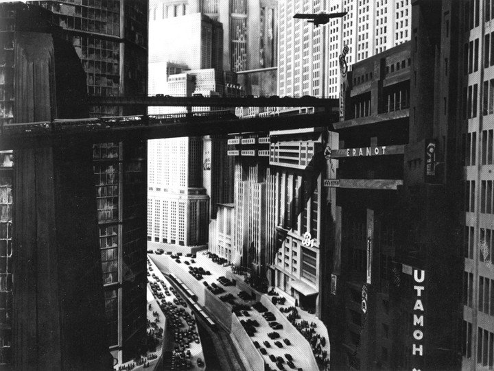 Hombres y máquinas se combinaban en la ciudad del futuro imaginada por Fritz Lang para "Metrópolis".