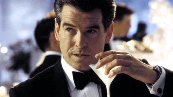Pierce Brosnan tomando un Martini "mezclado, no agitado", en "Otro día para morir". 