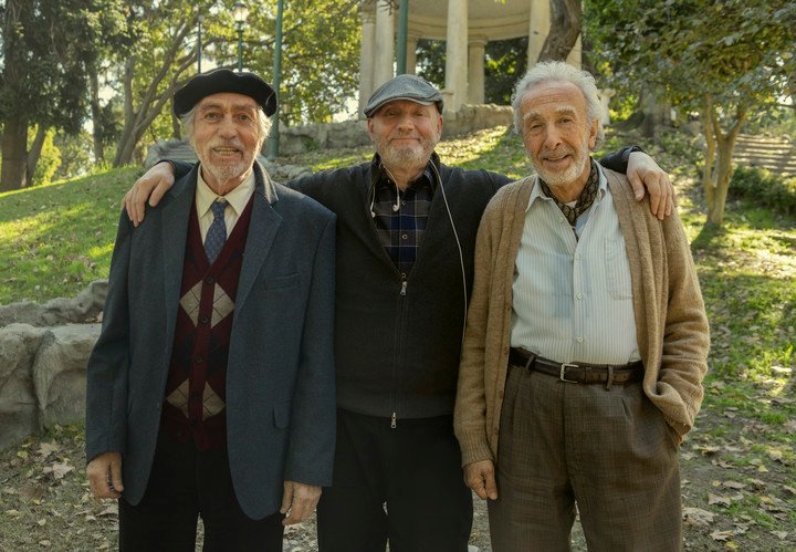 Luis Brandoni, Campanella y Eduardo Blanco, filmando "Parque Lezama" en el Parque Lezama. Fotos Netflix 