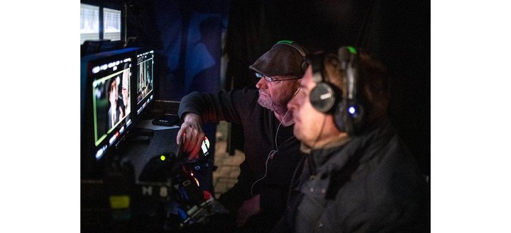 Controlando el rodaje desde un monitor. El filme estrena en salas este jueves, y en marzo llega a Netflix.