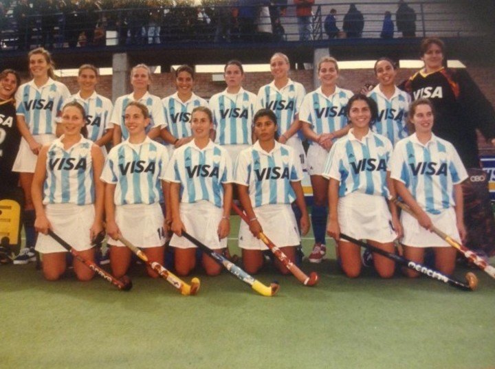 Leoncitas 2001. Arriba: Lau Aladro, Cecilia Del Carril, Mariné Russo, María Victoria Baetti, Claudia Burkart, Carolina Armani, María Belén Simmermacher, Mariana Albarracín, Martina Arconstanzo, Angela Cattáneo. Abajo: Florencia D' Elía, Marta Reina, Juliana Carboni, Natali Doreski, Vanina Raimondo, Lara Vargas. El plantel lo completaban Sole García y Matilde Canavosio. Fotos Gentileza Familia Simmermacher