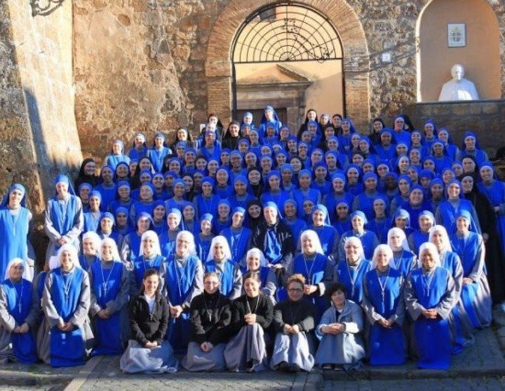 Con la congregación. Hace 20 años entró al Instituto Servidoras del Señor y de la Virgen de Matara. Fotos Gentileza Familia Simmermacher
