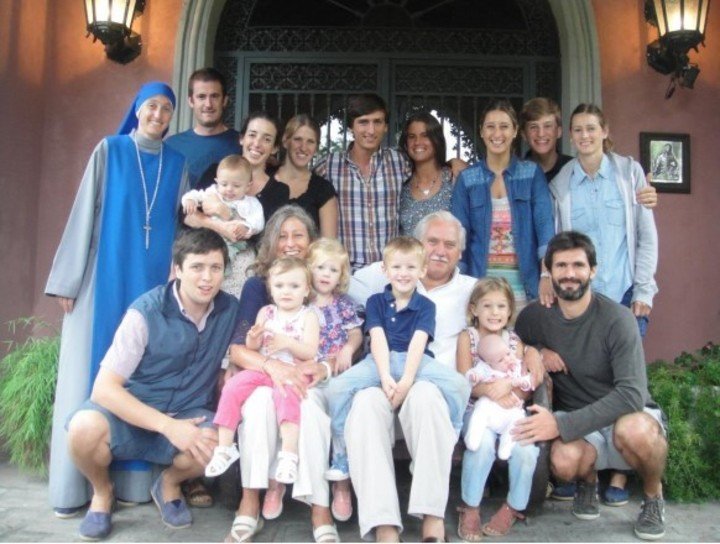 Familia numerosa. Tiene tres hermanos (Ezequiel, Sebastian, Ignacio) y tres hermanas. li (Ma. del Rosario, Ma. del Pilar, Ma. Dolores). Fotos Gentileza Familia Simmermacher