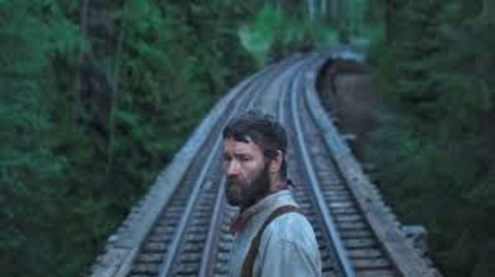 La película también tiene imágenes que subyugan.