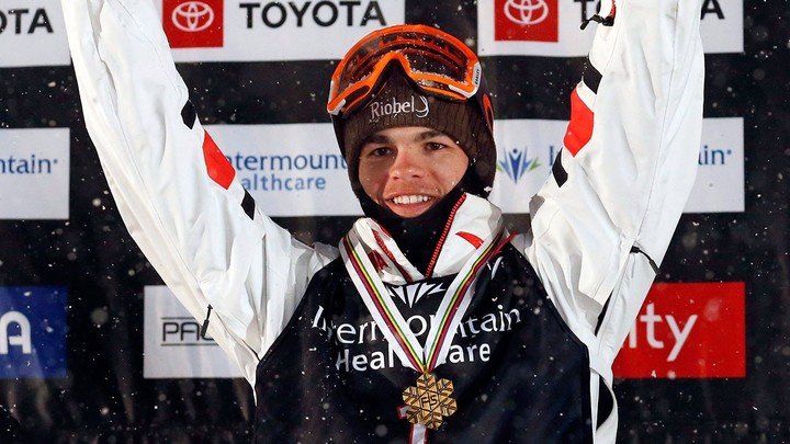 Mikaël Kingsbury, la estrella canadiense en esquí acrobático.