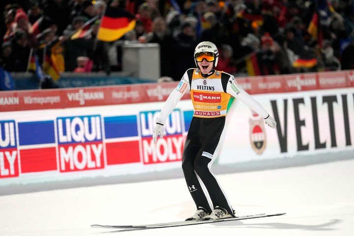 Domen Prevc, la figura eslovena en salto de esquí. Foto: AP Photo/Matthias Schrader
