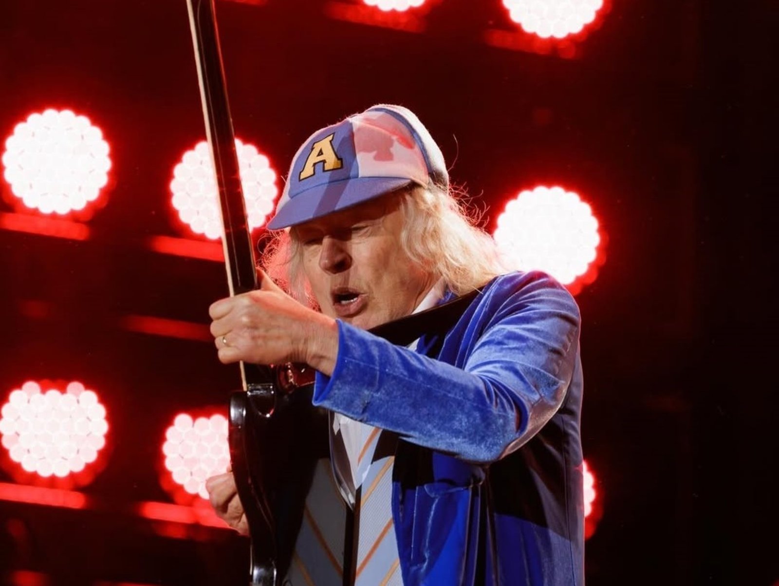Angus Young, a los 70 años y todavía con su uniforme escolar y su clásica guitarra Gibson SG en el primero de los tres show en River. Foto: Instagram @dfentertainment.