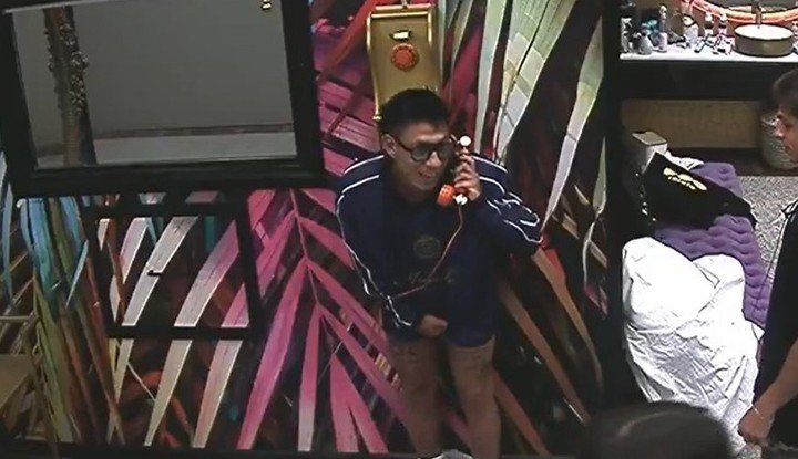 El ex futbolista Brian Sarmiento es uno de los nominados en placa. El jueves salió corriendo del baño para atender el teléfono y estaba semi desnudo.