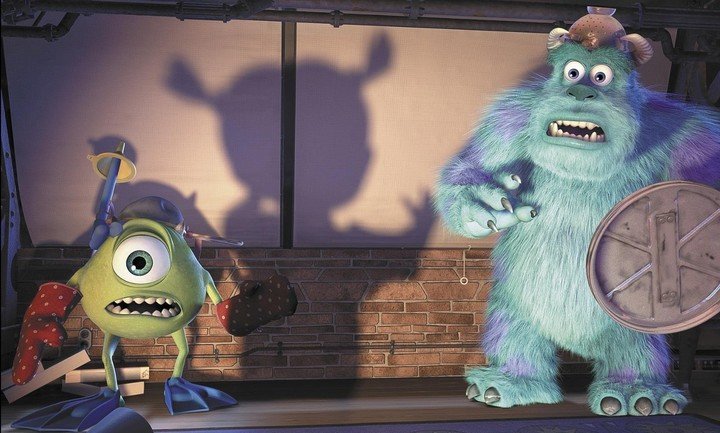 Mike Wazowski y Sully se asustan de Boo.