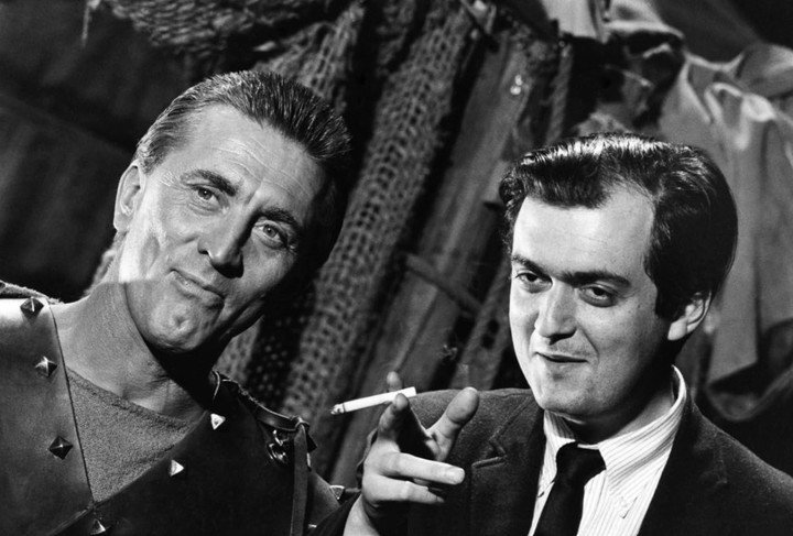 Sin barba, y de saco y corbata. Con Kirk Douglas filmó "Espartaco".