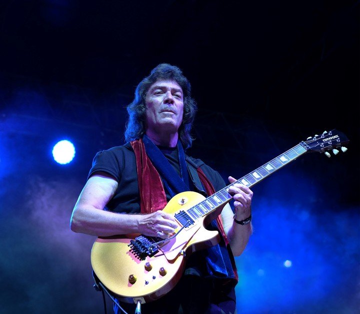 El ex guitarrista de Genesis Steve Hackett, con su clásica Les Paul dorada. 
