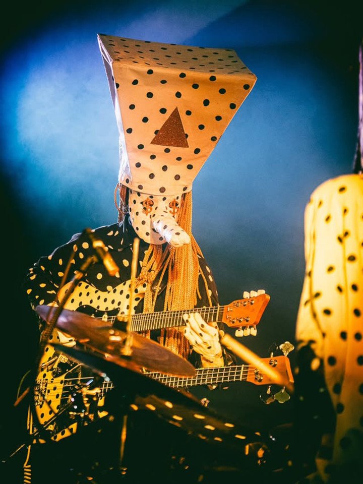 Guitarra y bajo en un solo instrumento para Khn de Poitrine, que además dispara loops desde sus pedales. Foto IG Poitrine