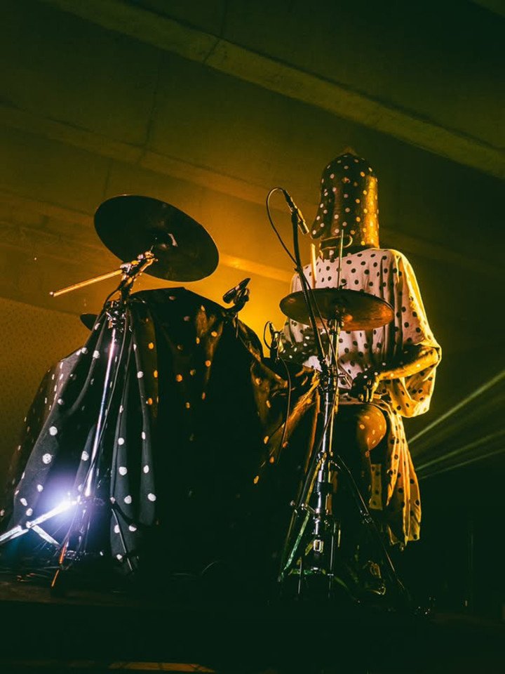 Klek de Poitrine es el baterista de la banda. Él combina su instrumento con sonidos electrónicos. Foto IG Poitrine