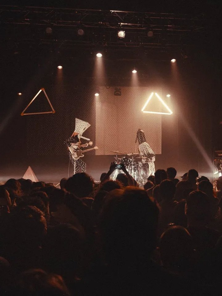 Angine de Poitrine, un fenómeno que comenzó a hacerse viral. Los músicos comparten sus videos. Foto IG Poitrine