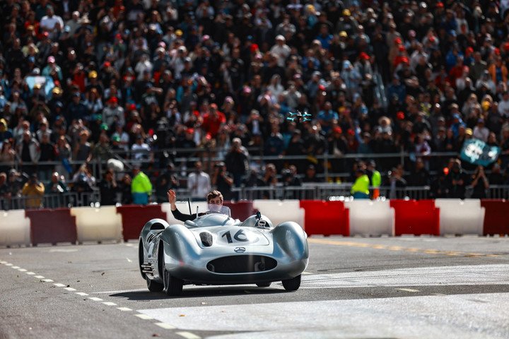 Colapinto en el Mercedes de Fangio ante la multitud. Foto Cristina Sille/CLARIN