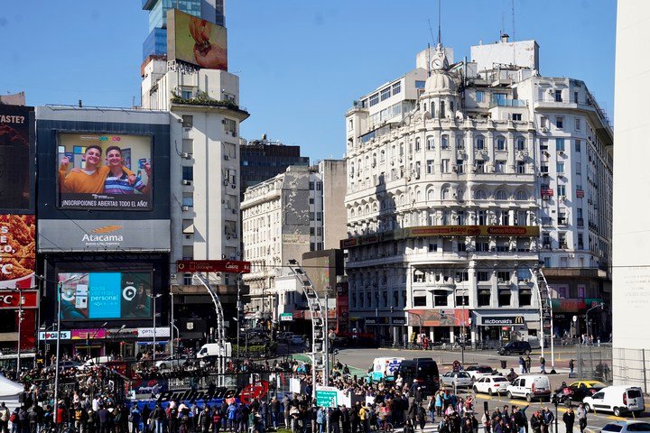 El Obelisco cambió su escenografía por el pádel: la cancha se desmontará en la madrugada del martes. Foto: Maxi Failla.