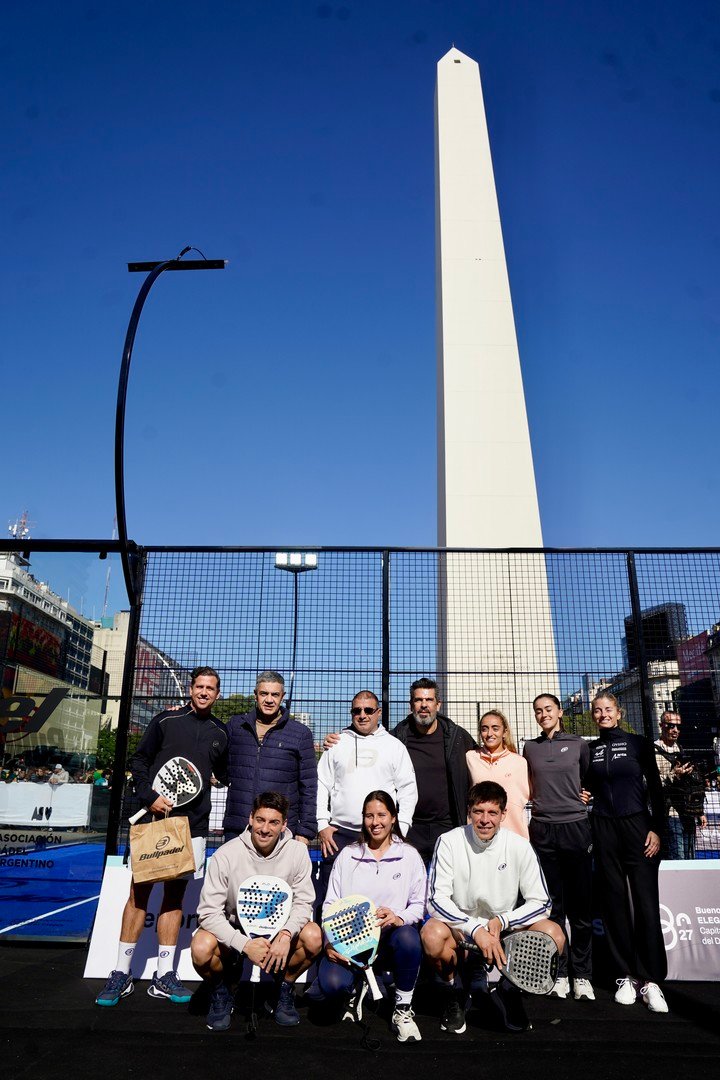 Los jugadores de pádel junto a Jorge Macri y el equipo del Gobierno de la Ciudad. Foto: Maxi Failla.