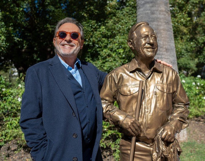 Guillermo Francella y su estatua de Eliseo, su personaje de "El encargado", en Barrancas de Belgrano. Foto: Prensa Disney Plus.