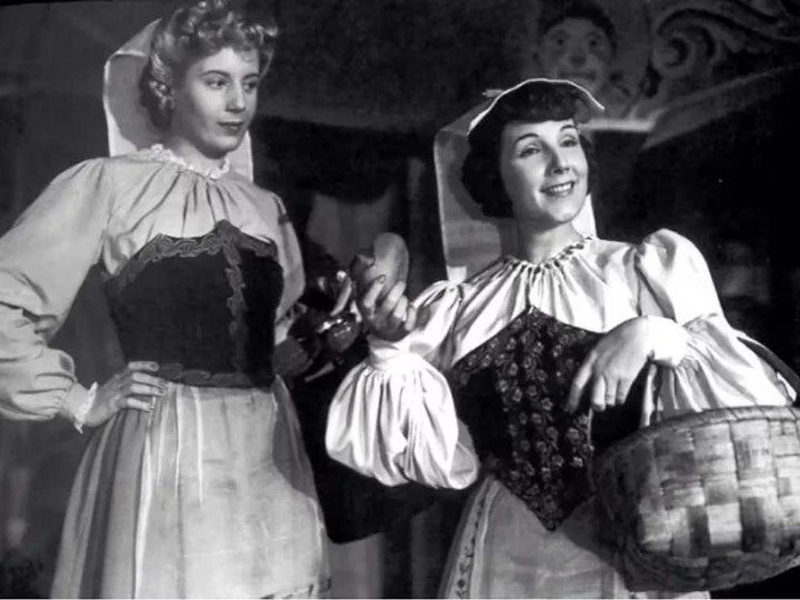 Esa mirada. Eva Duarte (luego de Perón) y Libertad Lamarque en "La cabalgata del circo". Archivo Clarin