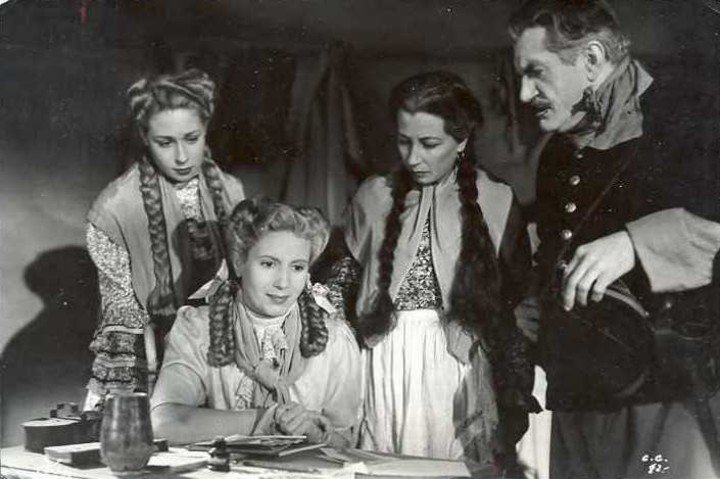 Eva Duarte integraba la troupe del circo de los hermanos que componían Lamarque y Hugo del Carril.