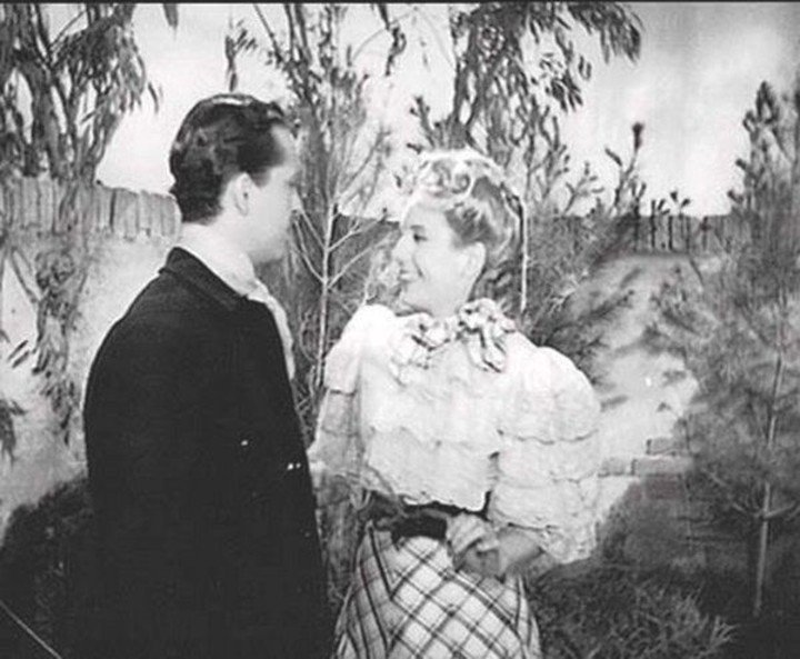 Hugo del Carril (amigo íntimo de Lamarque) junto a Eva Duarte en una escena del filme.