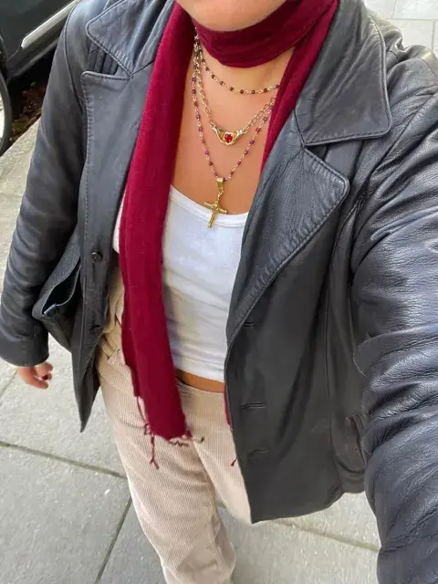 Un mujer usando una bufanda finita para el invierno 2026 Un mujer usando una bufanda finita para el invierno 2026