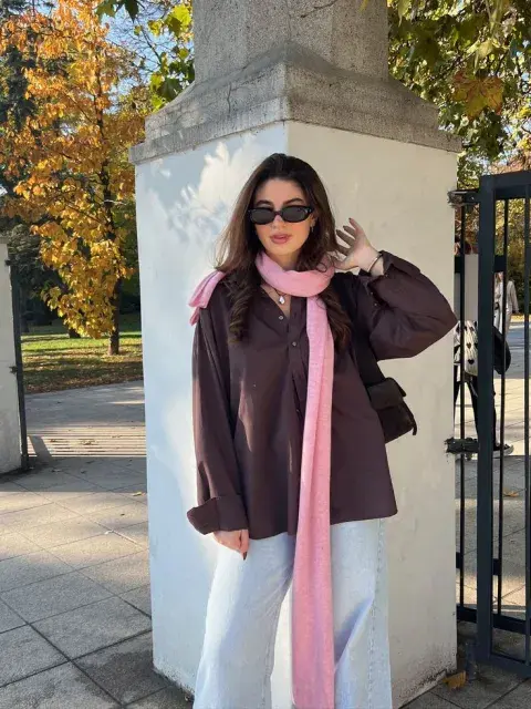 Un mujer usando una bufanda finita para el invierno 2026 Un mujer usando una bufanda finita para el invierno 2026