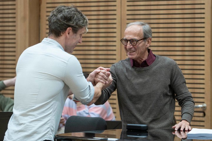 Trabajo en conjunto. Pablo Maritano y Evelino Pidò rescatan la buena química en los ensayos de "I Capuleti e i Montecchi", producción propia del Teatro Colón. Foto: Juanjo Bruzza