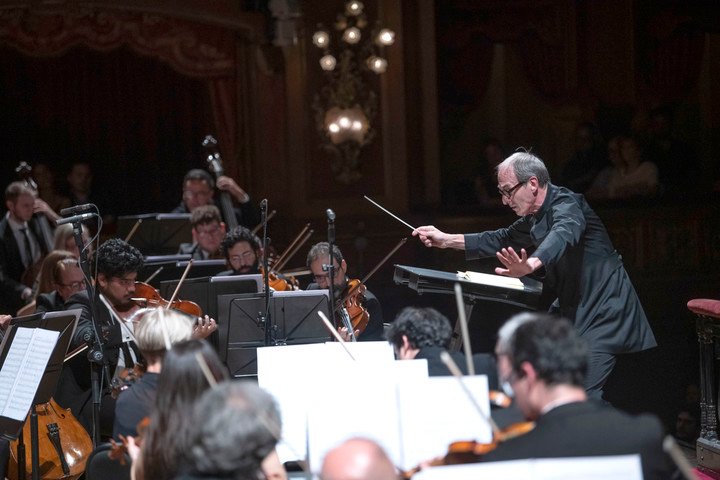 Evelino Pidò, en un ensayo con la Orquesta Estable del Teatro Colón, para la ópera "I Capuleti e I Montecchi". Foto: Juanjo Bruzza