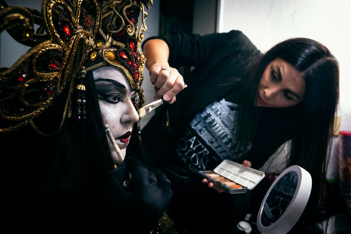 Preparativos. María Castillo de Lima se prepara para el ensayo ópera Turandot. La artista, que también toca el piano y compone, tiene un centro cultural en su casa. Foto: Mariana Nedelcu 
