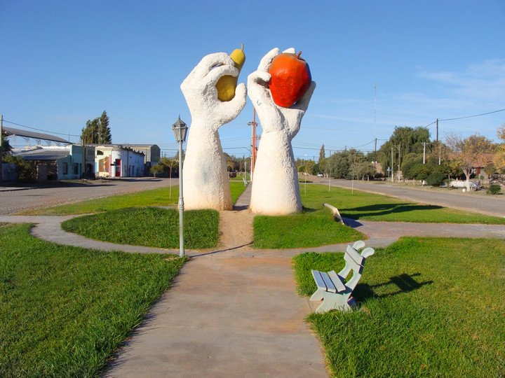 En Chimpay, localidad de Río Negro, está este monumento llamado "Las manos", con una berenjena y un tomate, que Néstor Frenkel rescató para su película.