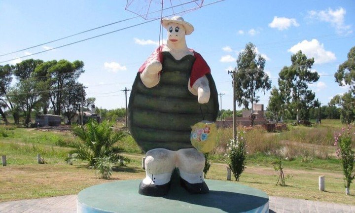 Manuelita, uno de los tantos monumentos dedicados a la tortuga creada por María Elena Walsh que hay en Pehuajó.