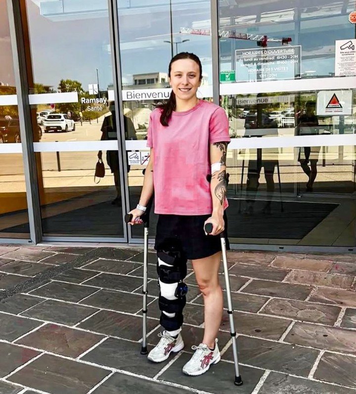 Durban en junio de 2025, tras la operación por la rotura de los ligamentos de la rodilla derecha. Foto @jdadijonhand