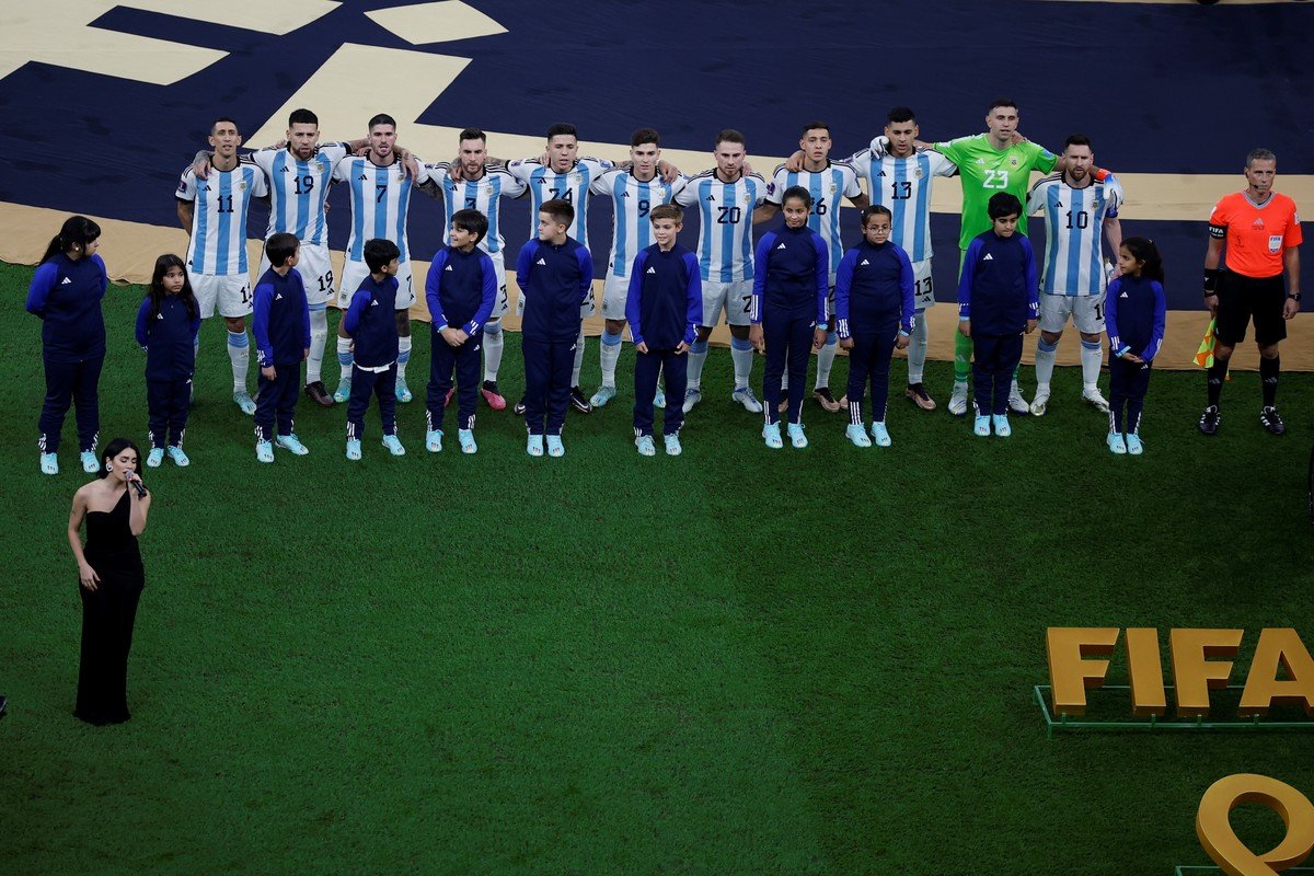Lali Espósito interpretó el himno nacional frente a los jugadores de la selección Argentina, en la final del Mundial de Fútbol Qatar 2022 entre Argentina y Francia en el estadio de Lusail (Catar). Foto: EFE/ Alberto Estevez